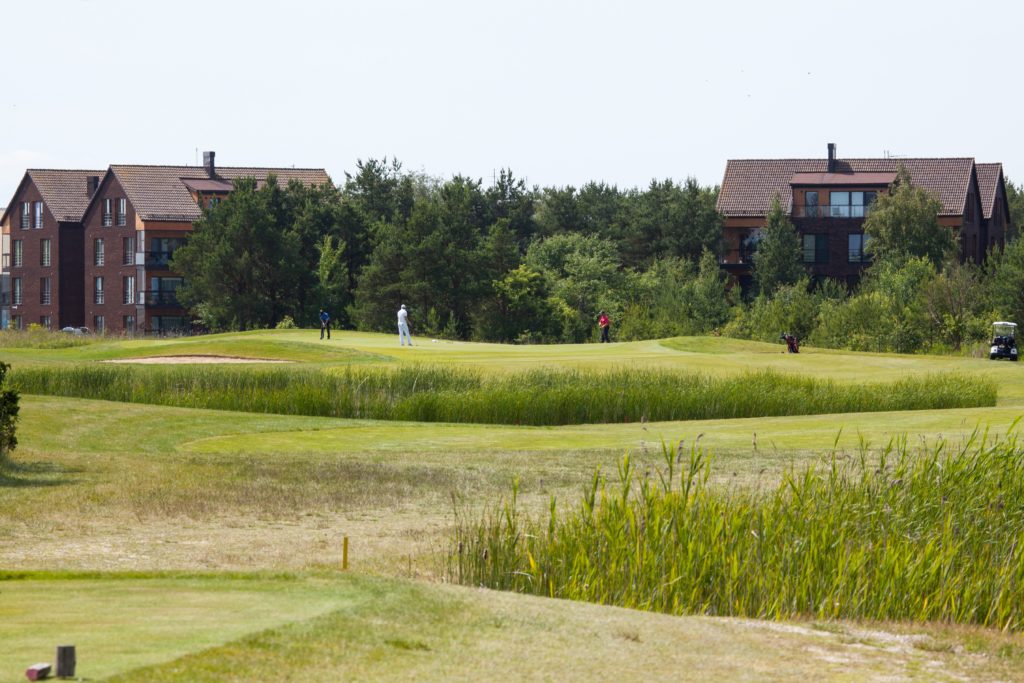 Saare Golf House – golfiväljakule metsikult lähedal